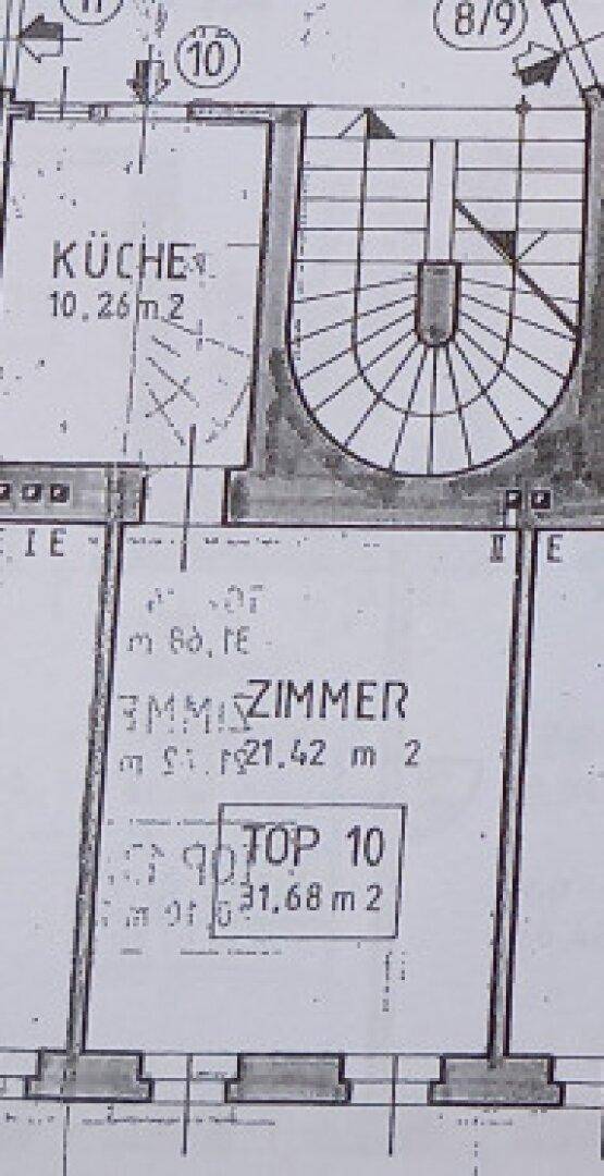 Grundrissplan zeigt die Aufteilung von Küche und Zimmer mit Treppenhaus.
