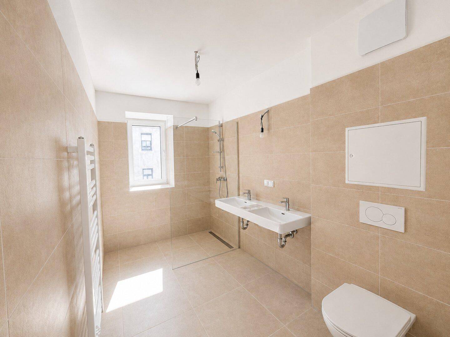 Modernes Badezimmer mit beigefarbenen Fliesen, Doppelwaschbecken und ebenerdiger Dusche.