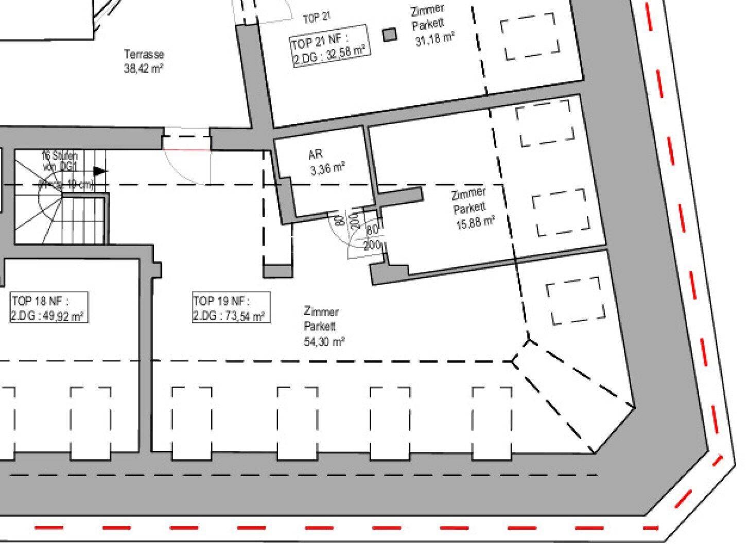 Ausschnitt eines Grundrisses mit großer Terrasse, Abstellraum und mehreren Zimmern mit Parkettboden.