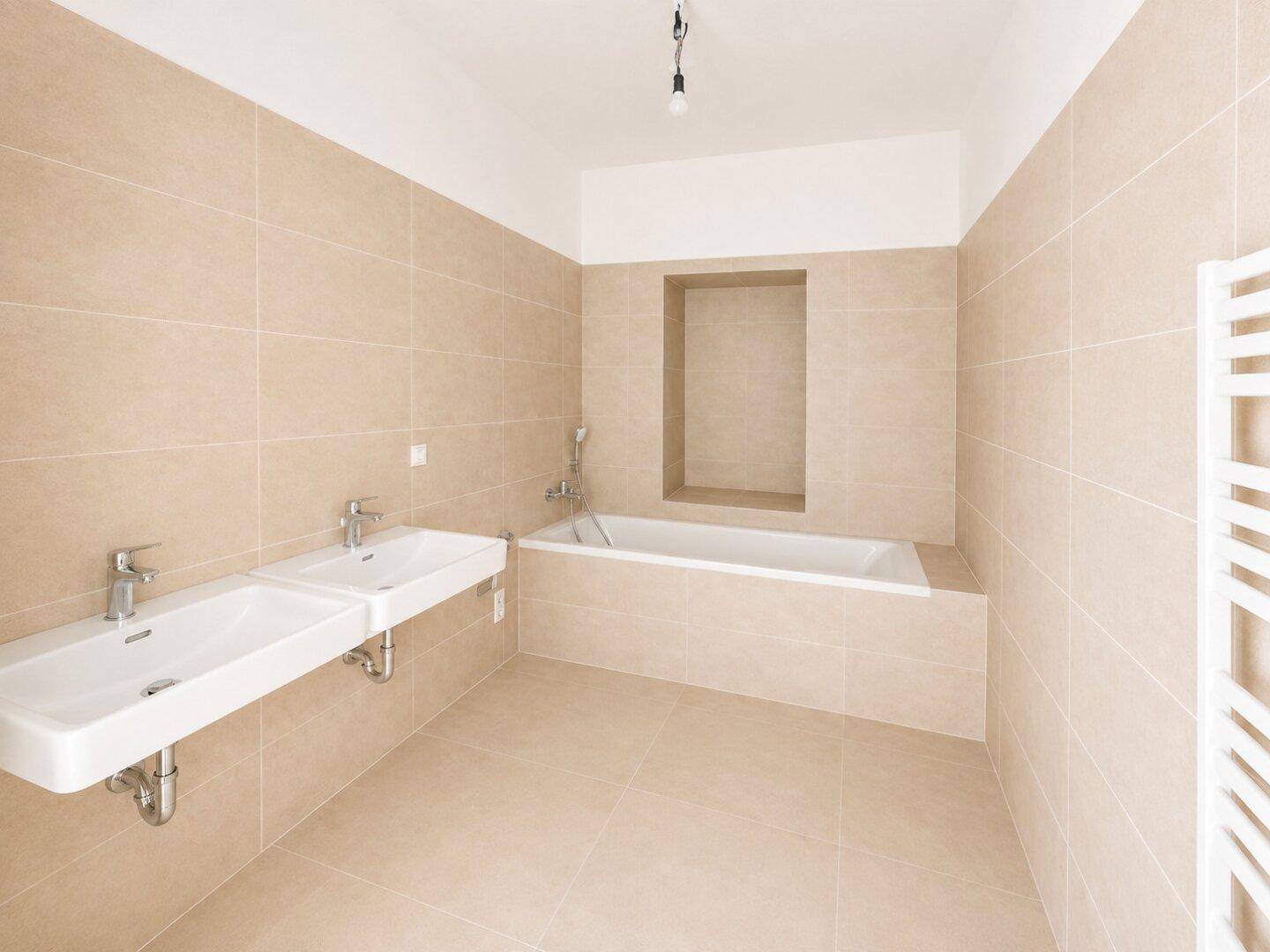 Modernes Badezimmer mit beigefarbenen Fliesen, Doppelwaschbecken und Badewanne.