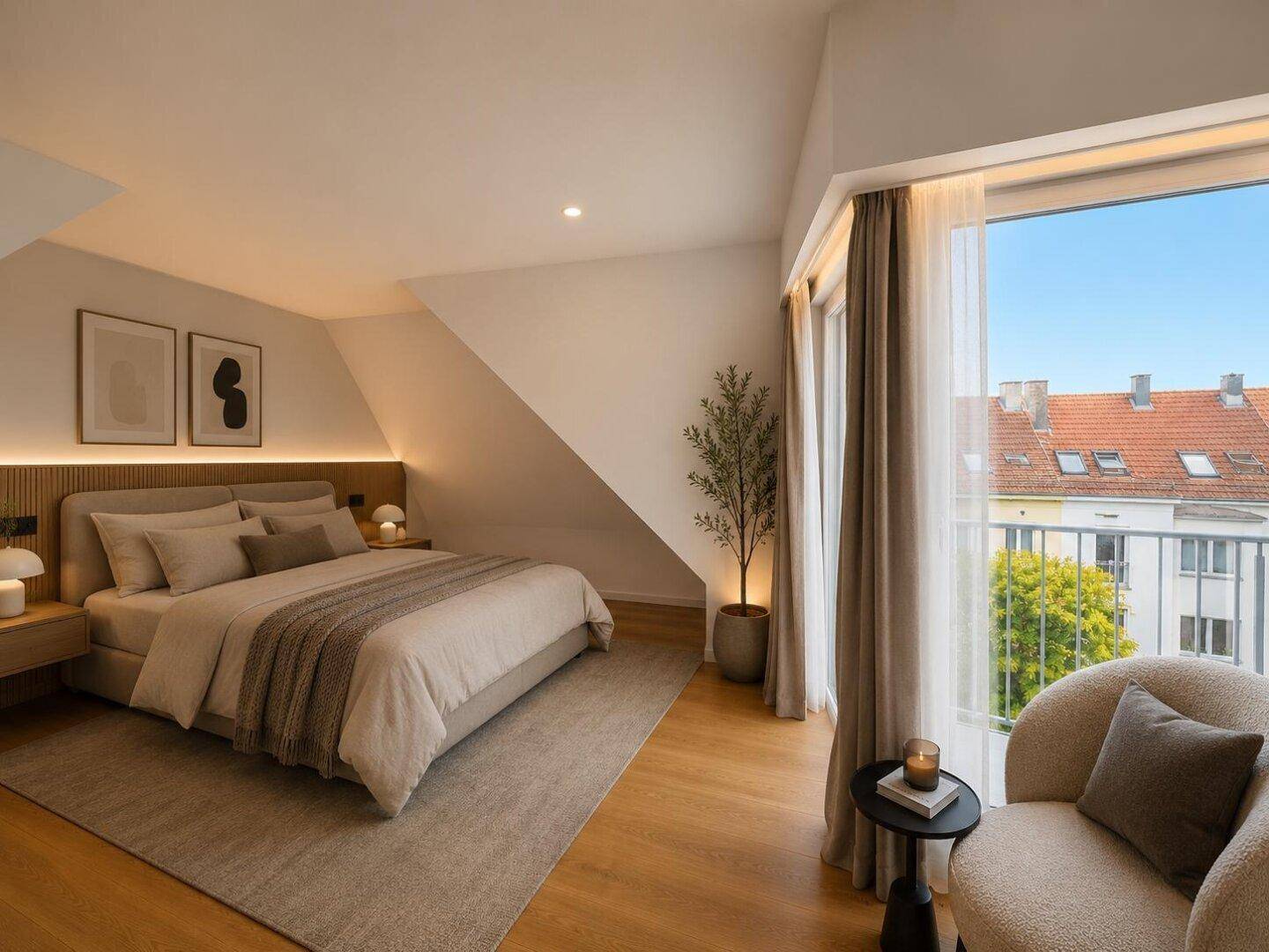 Helles Schlafzimmer mit Holzboden, Dachschrägen und Zugang zu einem kleinen Balkon, modern eingerichtet.