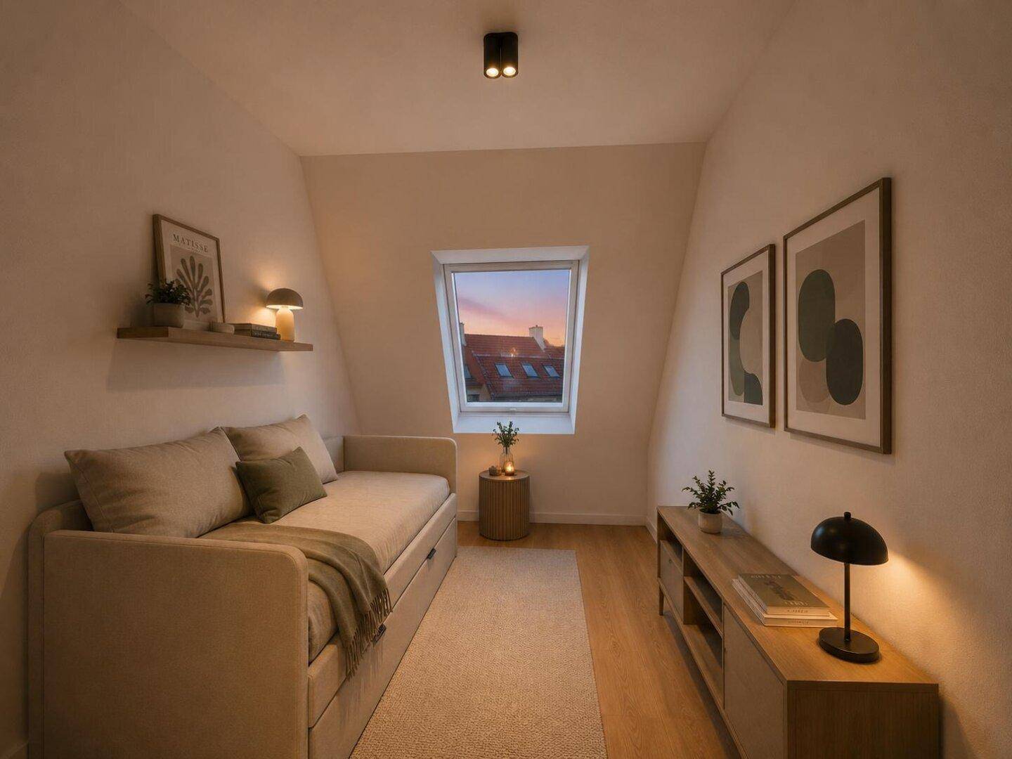 Kleines Schlafzimmer oder Gästezimmer im Dachgeschoss mit Dachfenster und Holzboden.