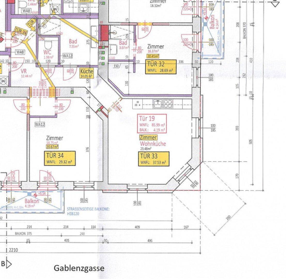 Detaillierter Grundriss einer Wohnung mit mehreren Zimmern, Bädern und Balkonen.