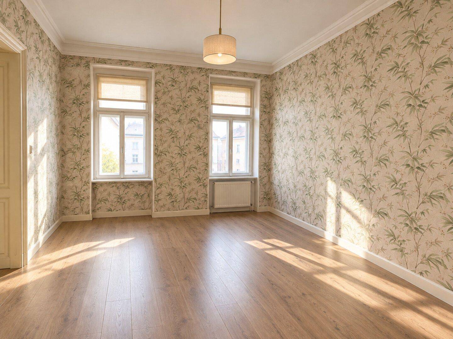 Lichtdurchflutetes Wohnzimmer mit floraler Tapete, hohen Fenstern und Laminatboden.