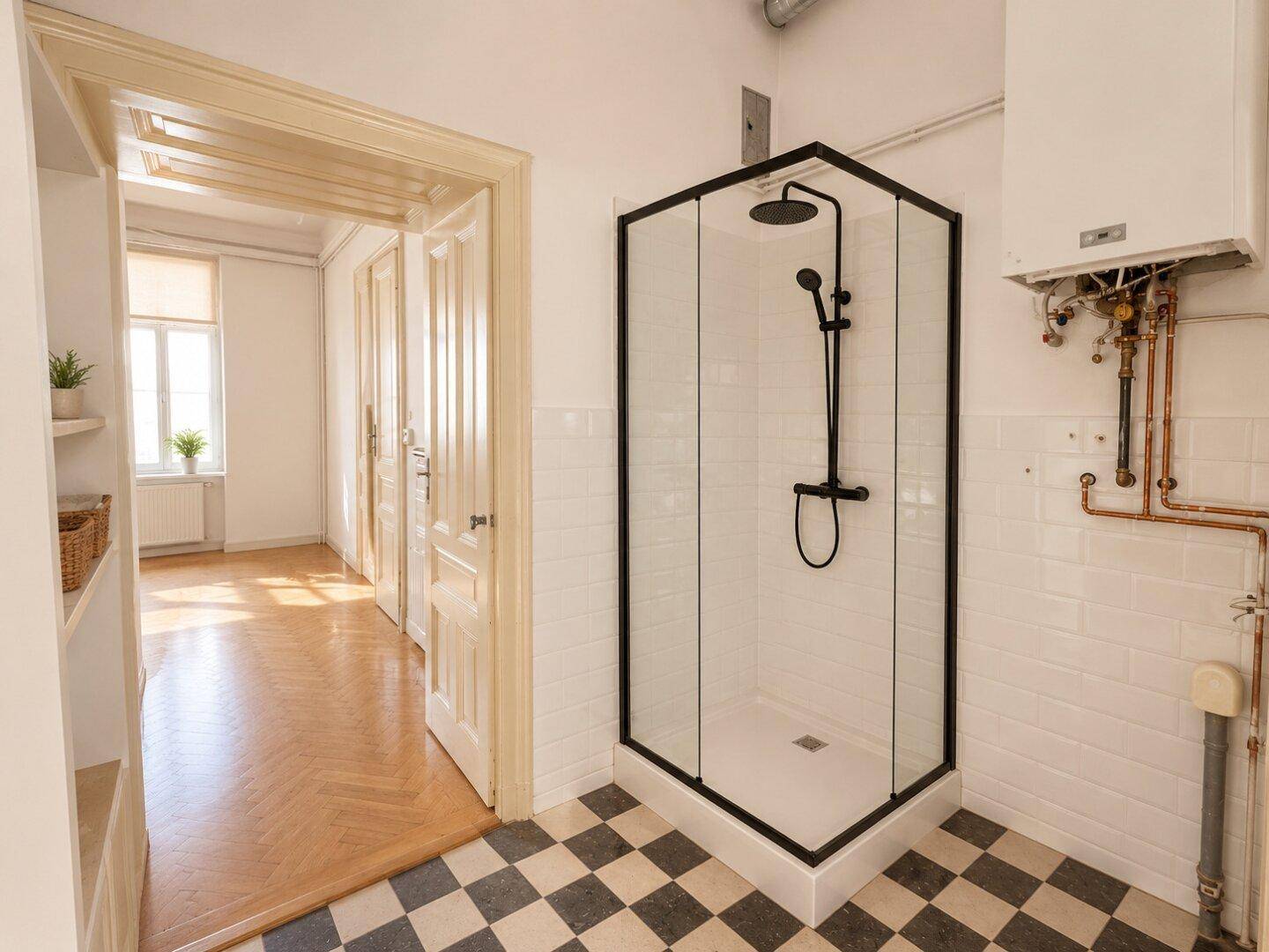 Modernisierte Dusche mit schwarzen Rahmen, weißen Fliesen und kariertem Boden.