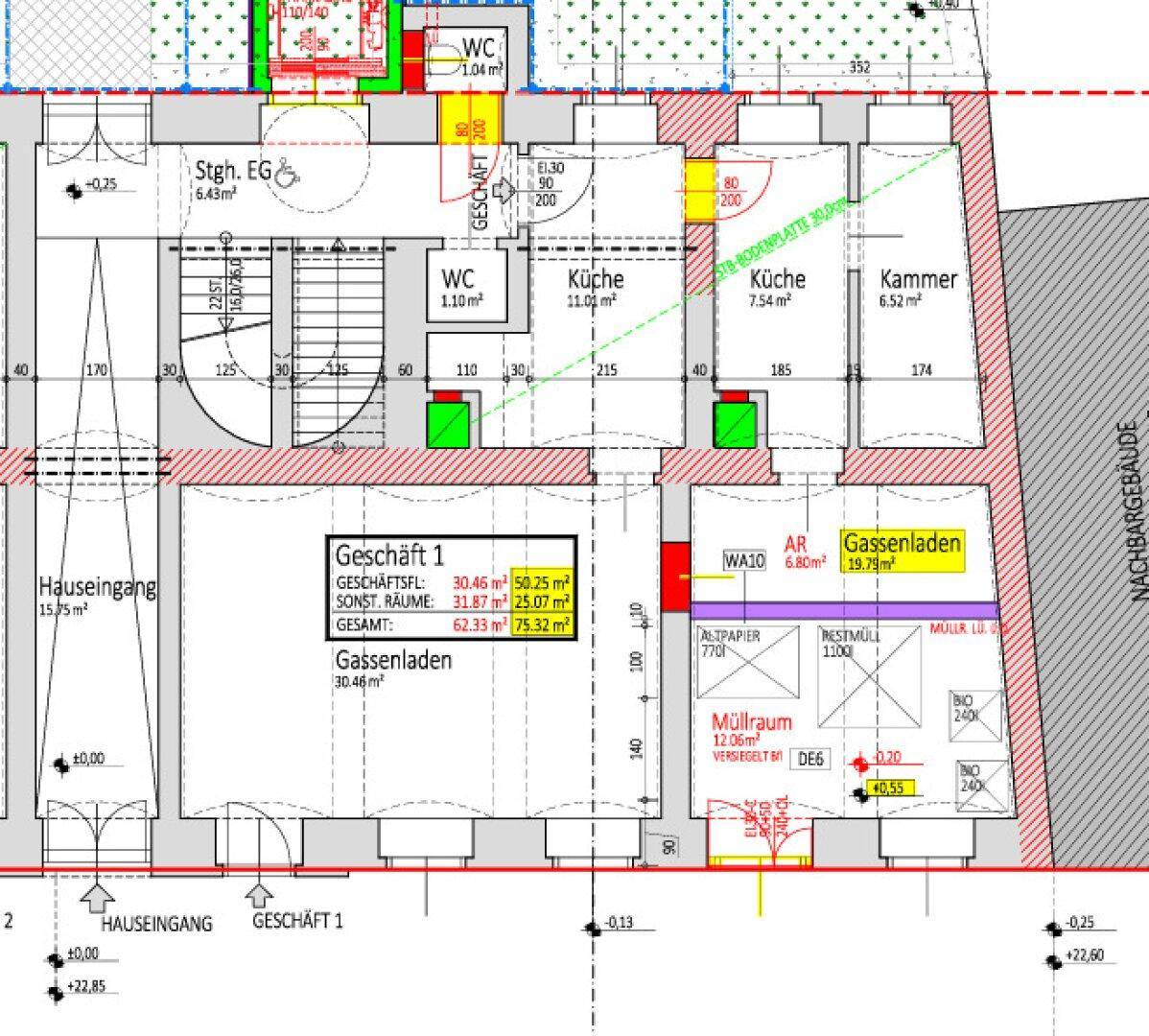 Grundriss des Erdgeschosses mit Geschäftsflächen, Küchen und WCs, inklusive Zugang und Rampe.
