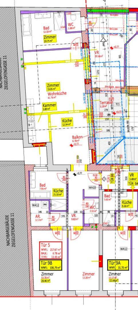 Detaillierter Grundriss mit mehreren Wohneinheiten, Balkonen und Terrassenbereichen.