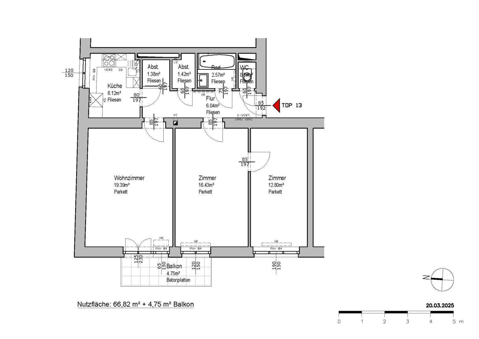 Grundriss einer Wohnung mit drei Zimmern, Küche, Bad und Balkon.