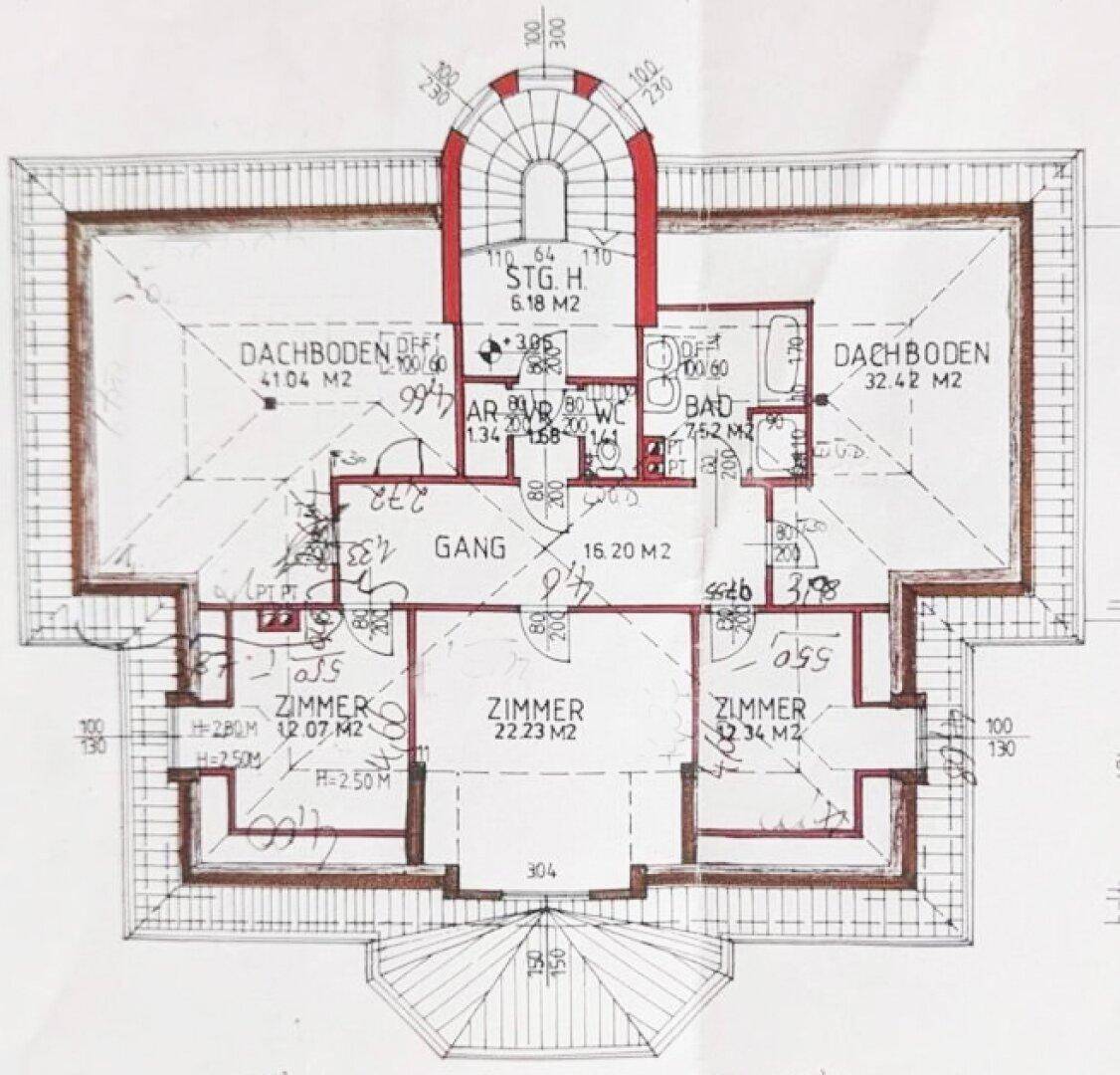 Handgezeichneter Grundriss einer Dachgeschosswohnung mit Zimmern, Bad und Dachbodenflächen.