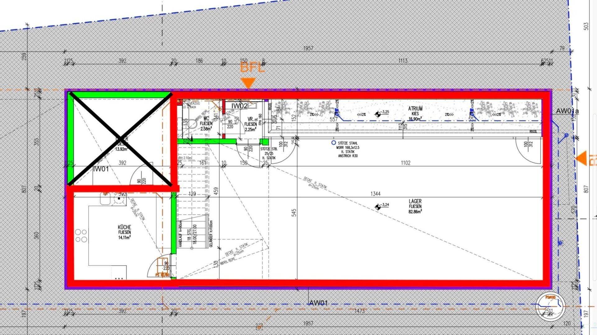 Detaillierter Grundriss mit großer Lagerfläche, Küche, Gäste-WC und einem Atrium-Außenbereich.