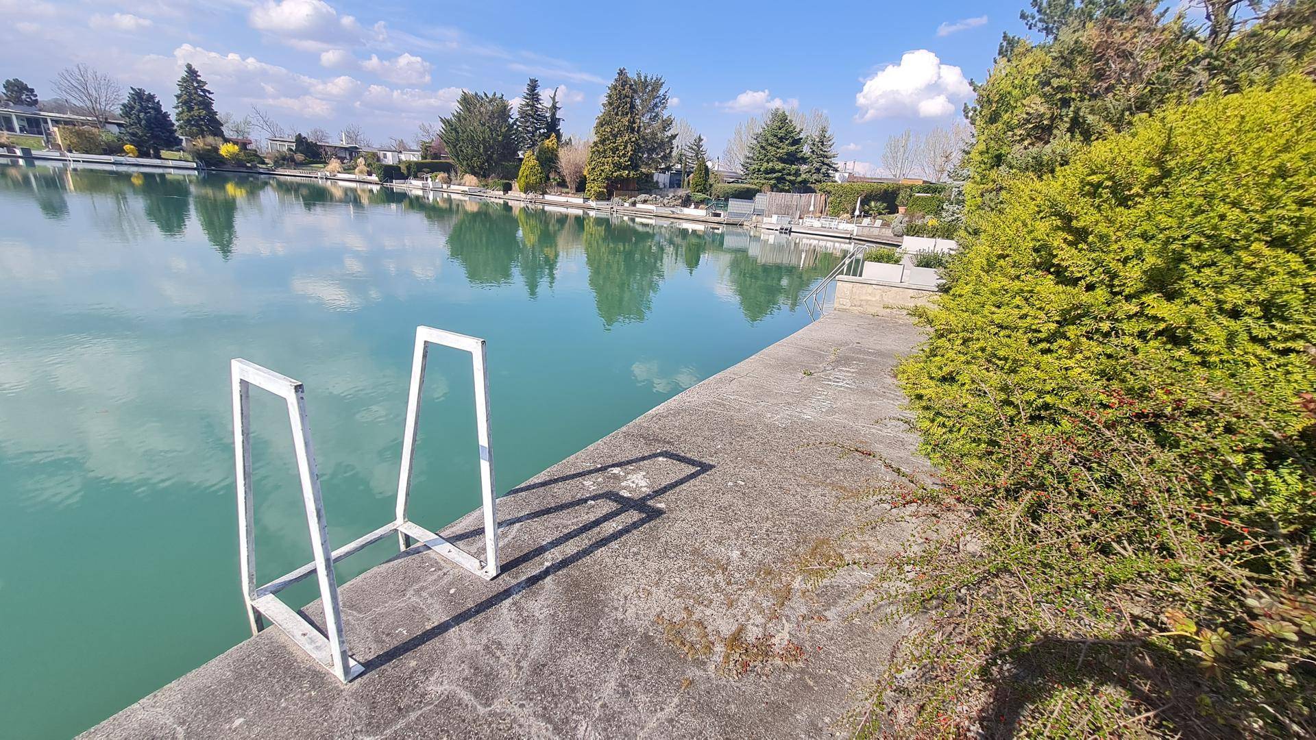 Direkter Zugang zum See mit Badeleiter und Uferbefestigung.