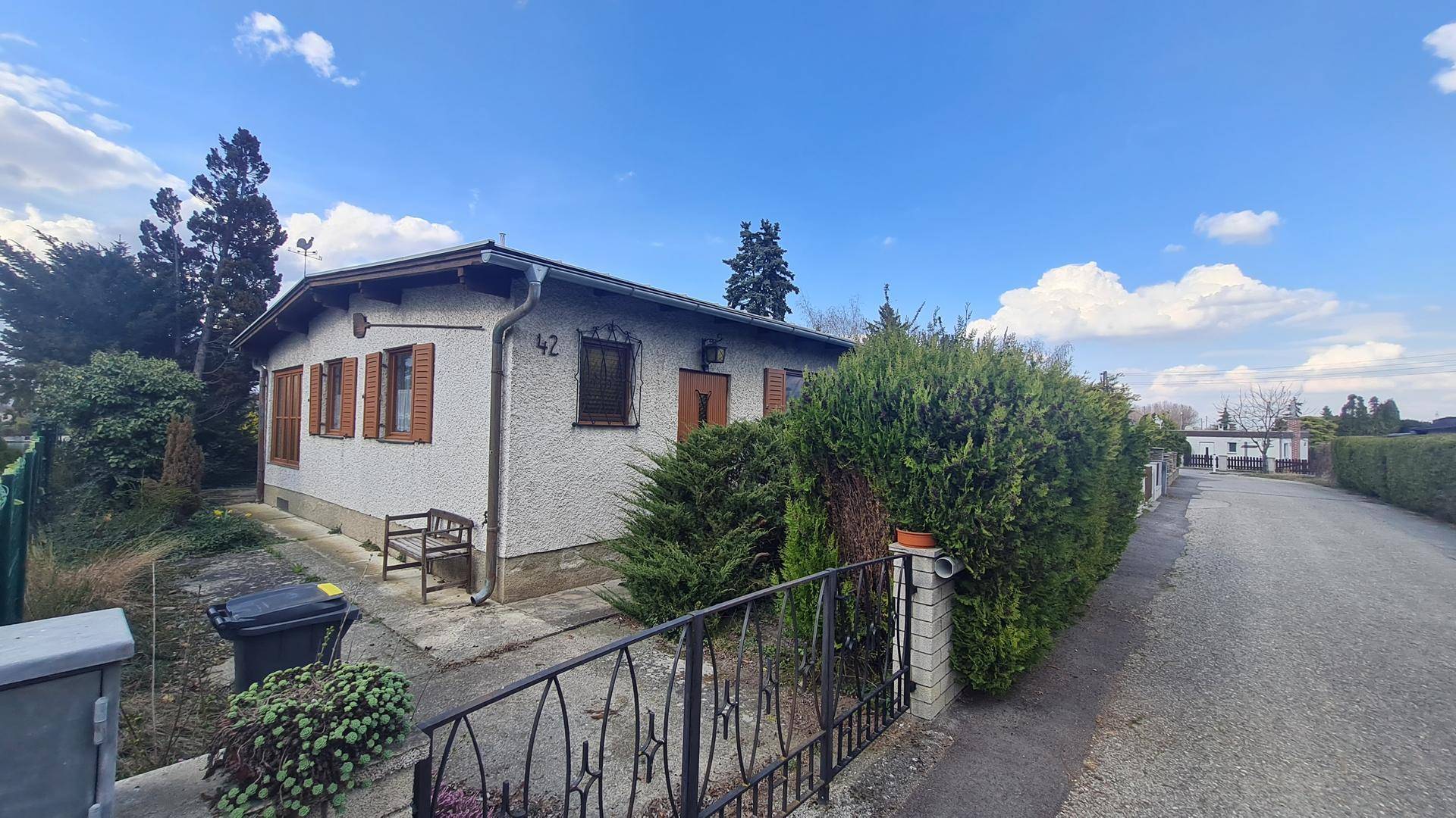 Ansicht des Hauses von der Straße mit Vorgarten und Zufahrt.