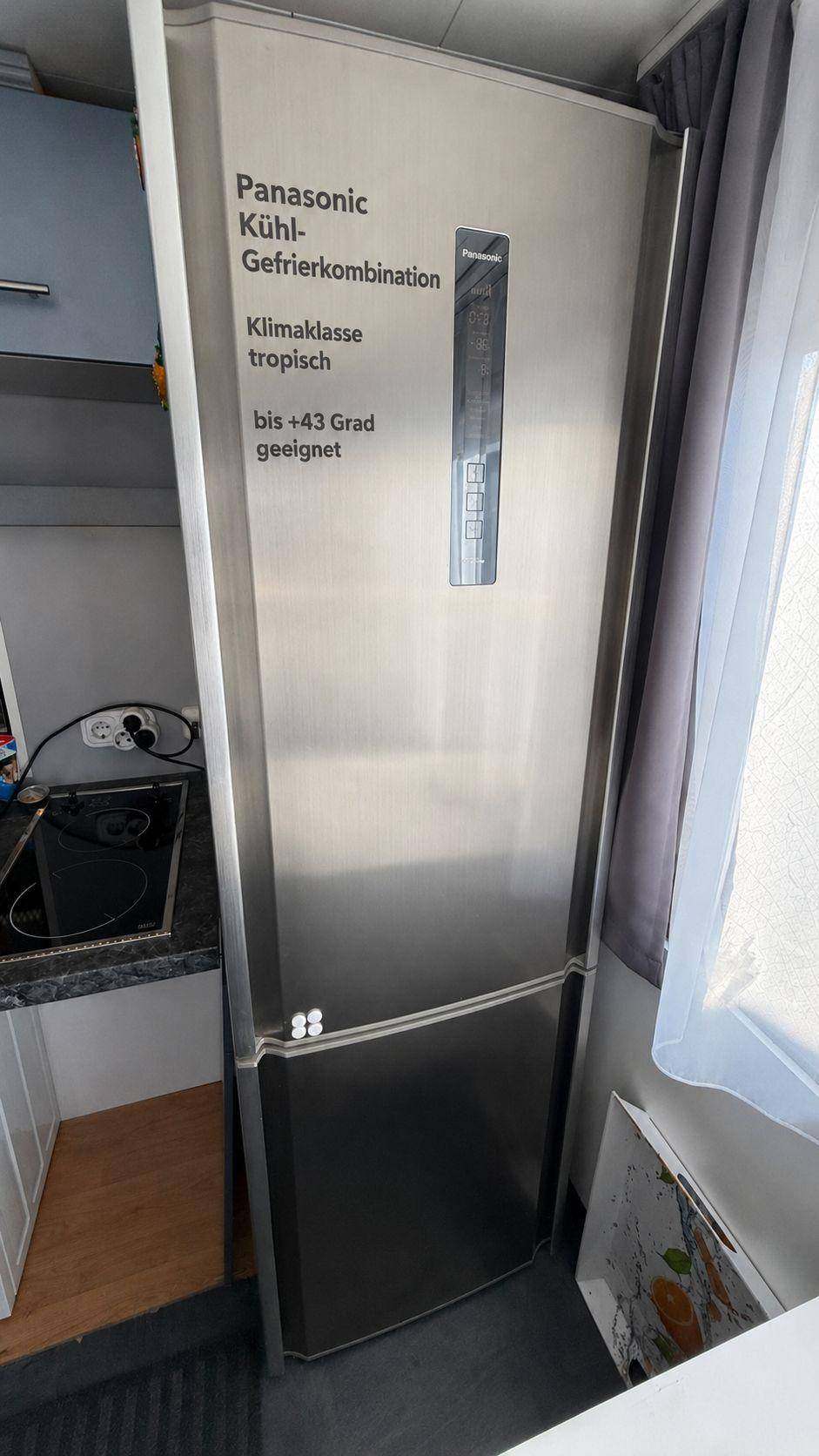 Großer, freistehender Kühlschrank aus Edelstahl der Marke Panasonic in der Küche.