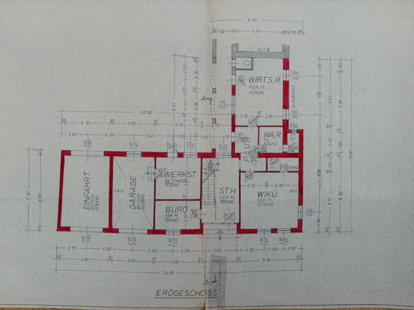Grundriss des Erdgeschosses mit Garage, Werkstatt, Büro und mehreren Funktionsräumen.