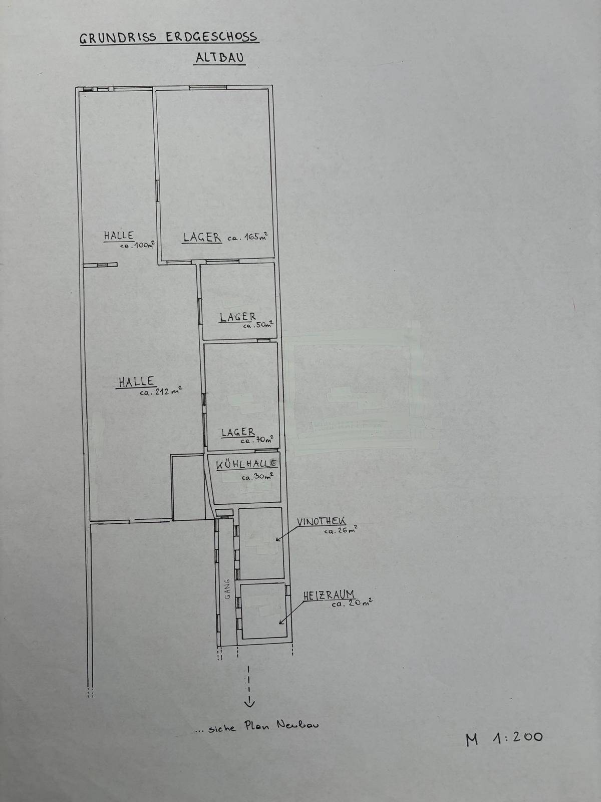 Grundriss des Erdgeschosses eines Altbaus mit Hallen, Lagerräumen, Vinothek und Heizraum.