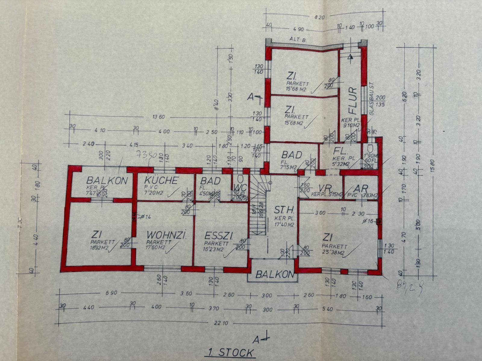 Grundriss des ersten Stocks mit Wohnzimmer, Küche, Bädern, Schlafzimmern und zwei Balkonen.