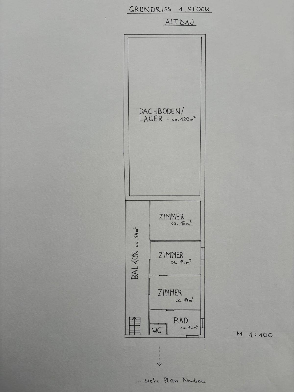 Grundriss des ersten Stocks eines Altbaus mit Dachboden, Zimmern, Bad, WC und Balkon.