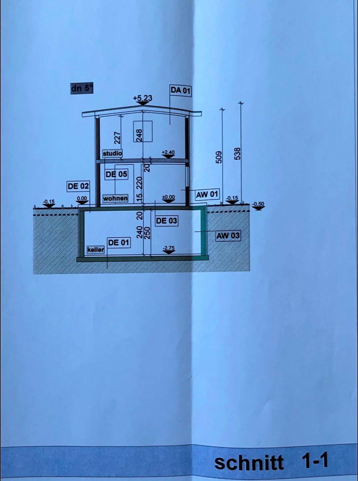 Schnittansicht des Gebäudes zeigt Keller, Erdgeschoss und Obergeschoss mit Dach.