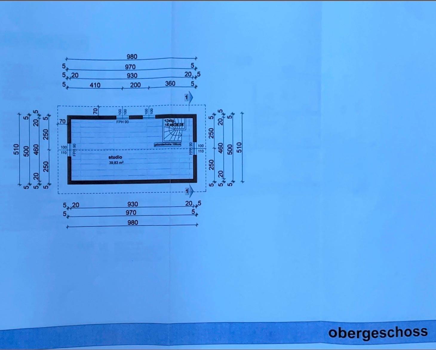 Grundriss des Obergeschosses mit einem Studiobereich und Treppenaufgang.
