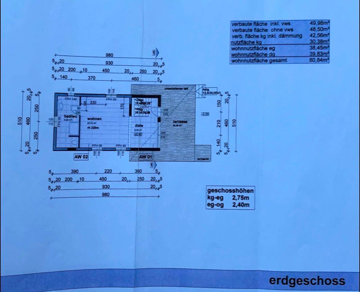 Grundriss des Erdgeschosses mit Wohnbereich, Bad und Terrasse.