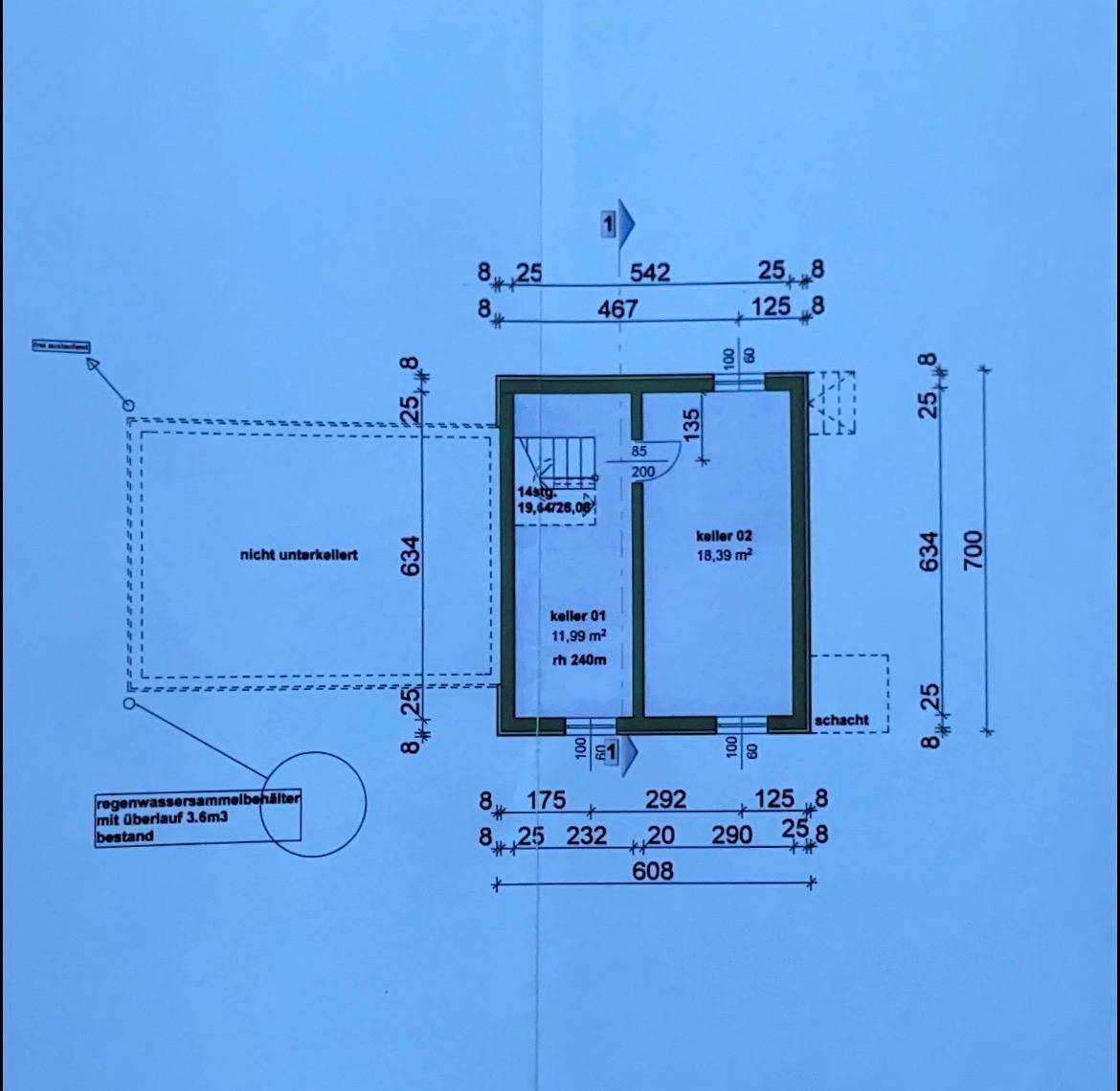 Grundriss des Kellergeschosses mit zwei Kellerräumen und Treppenaufgang.