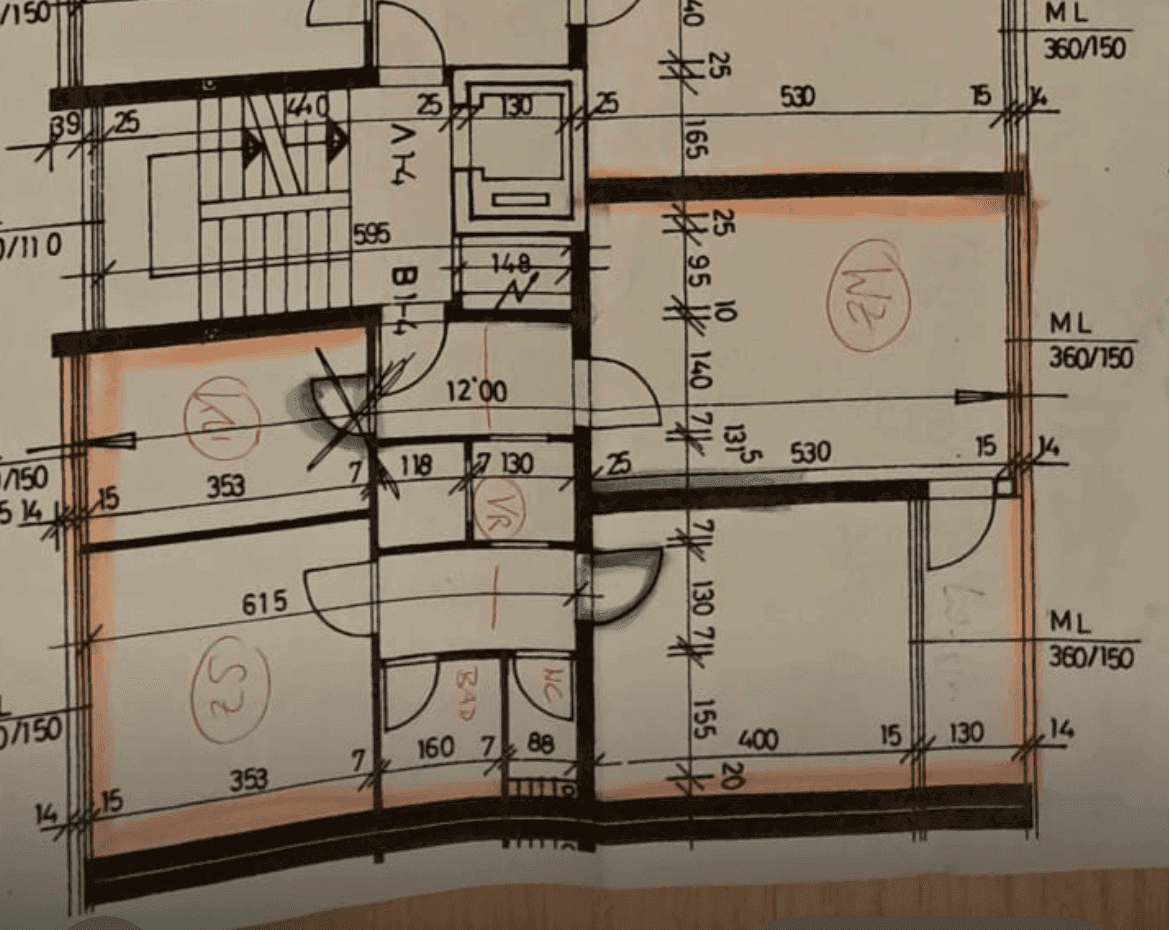 Handgezeichneter Grundriss mit Treppenhaus und Gäste-WC.