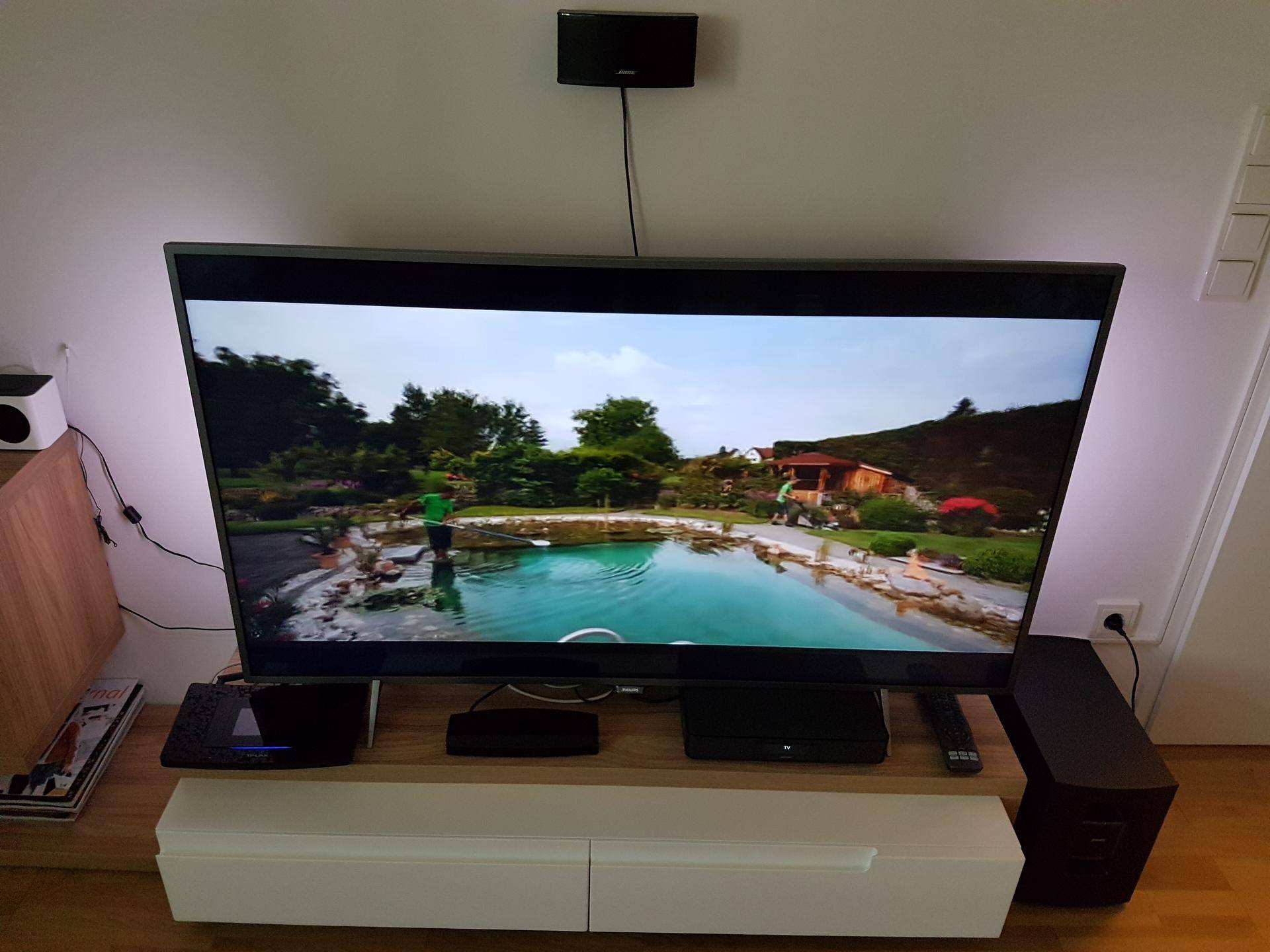 Großer Flachbildfernseher auf einem modernen Medienmöbelstück im Wohnbereich.