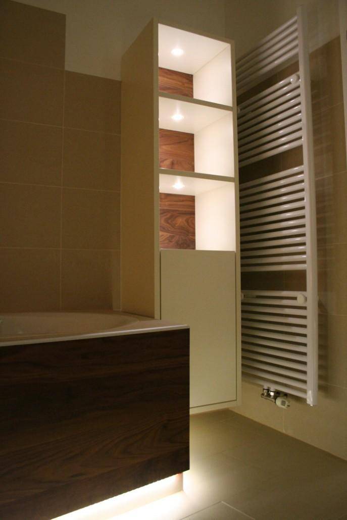 Modernes Badezimmer mit Badewanne, Handtuchheizkörper und elegantem Regal mit Holzakzenten.
