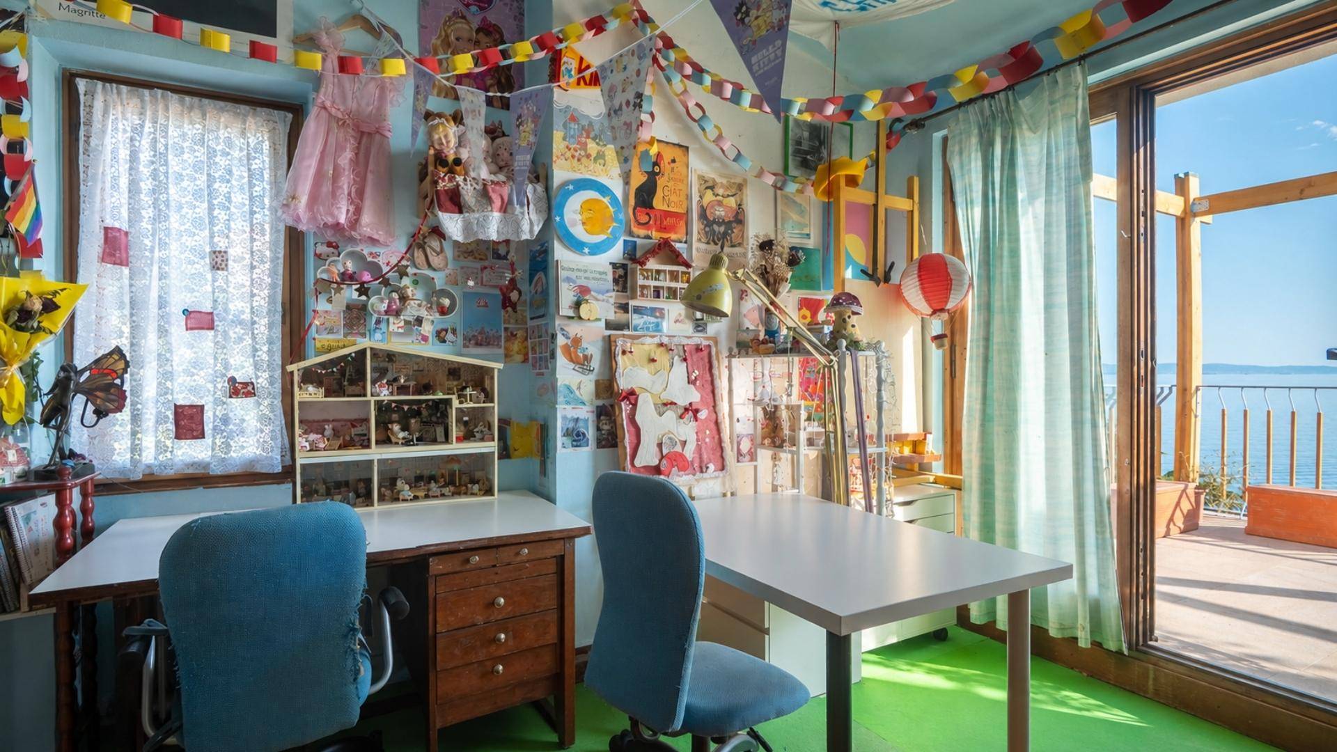 Helles, farbenfrohes Zimmer mit Schreibtisch und direktem Zugang zur Terrasse mit Meerblick.