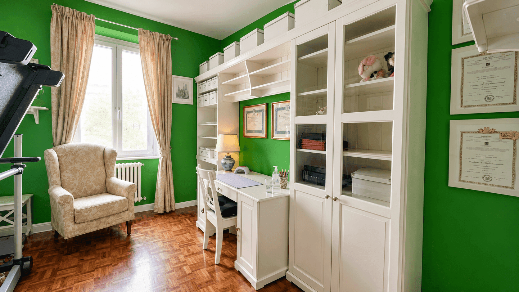 Helles Arbeitszimmer mit grünen Wänden, Parkettboden und einem großen Bücherregal, ideal für konzentriertes Arbeiten.