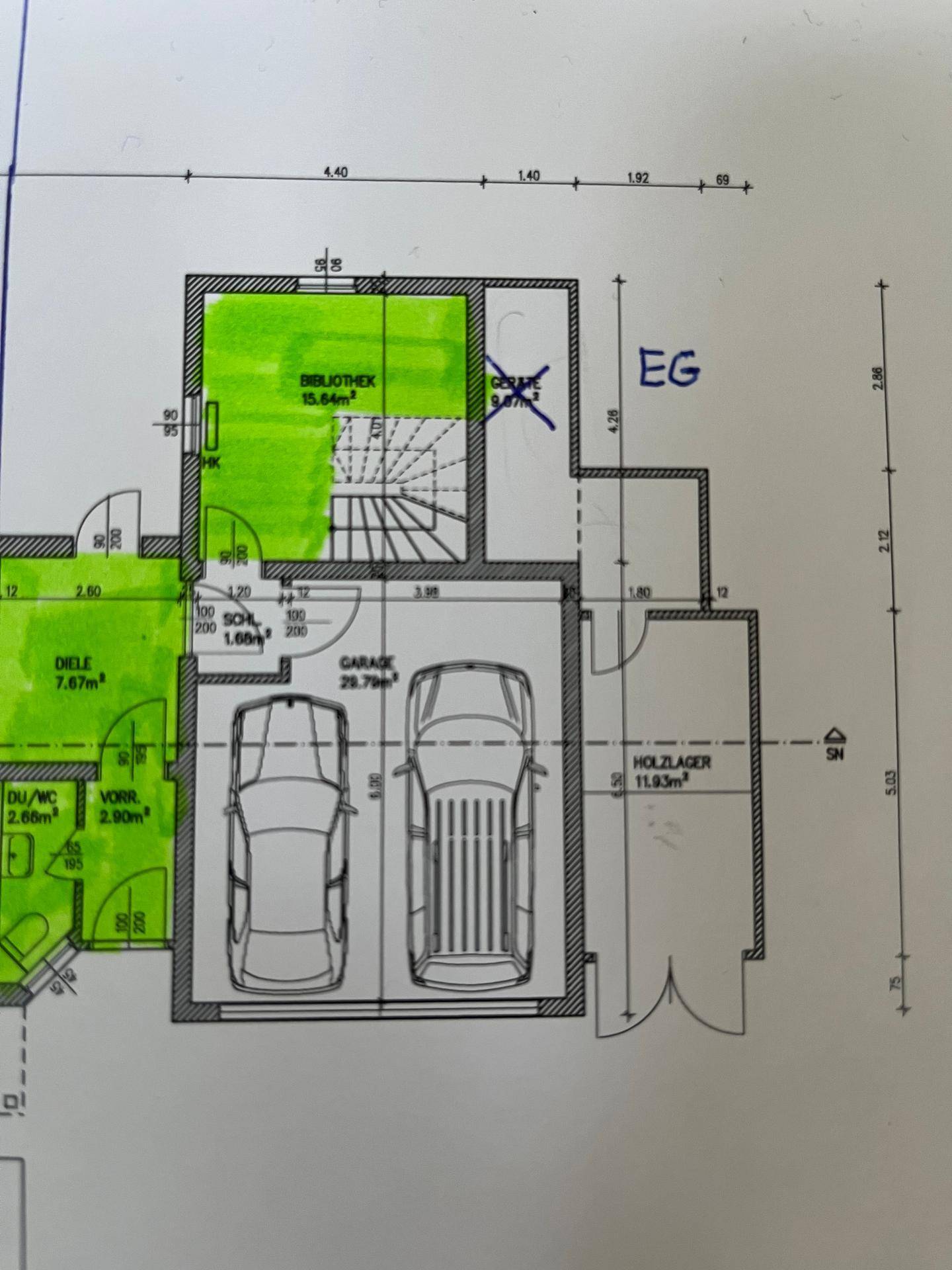 Grundriss des Erdgeschosses mit Garage, Bibliothek und Badezimmer.