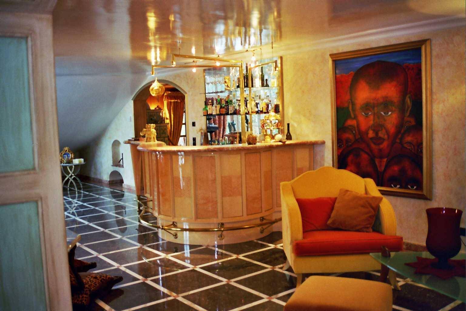 Exklusive Bar mit glänzenden Oberflächen, Kunstwerken und gemütlichen Sitzgelegenheiten.