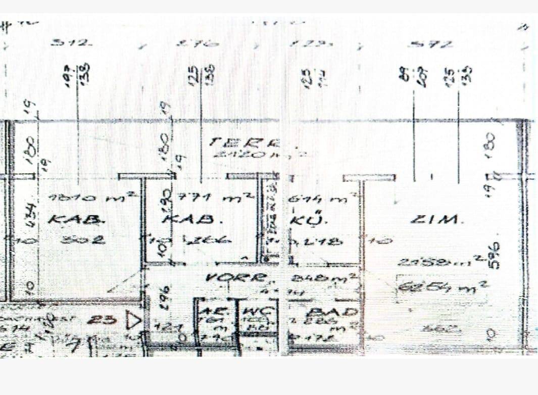 Handgezeichneter Grundriss mit Raumaufteilung und Flächenangaben der Immobilie.