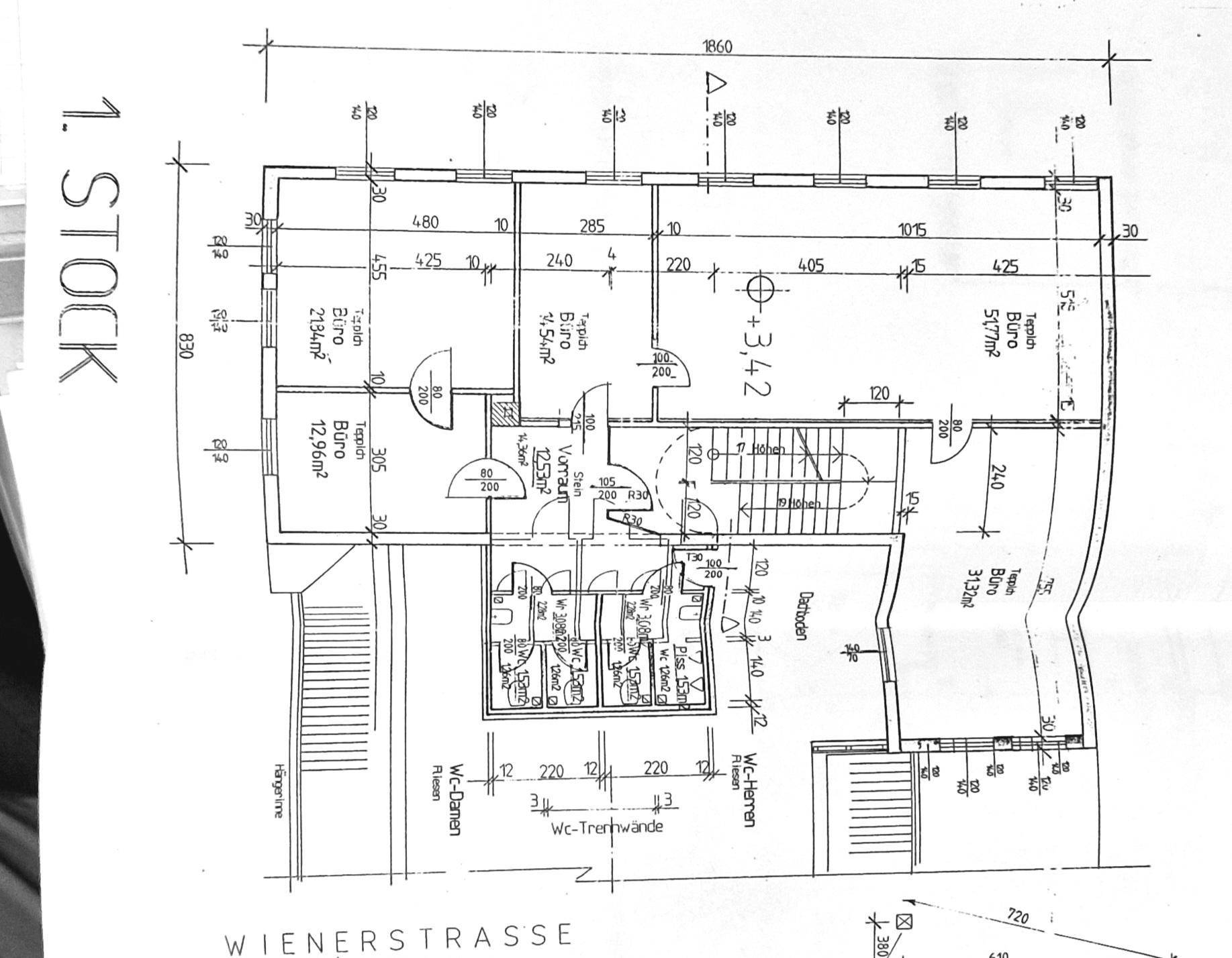 Grundriss des ersten Stocks mit mehreren Büroräumen, getrennten Toiletten und einem Treppenhaus.