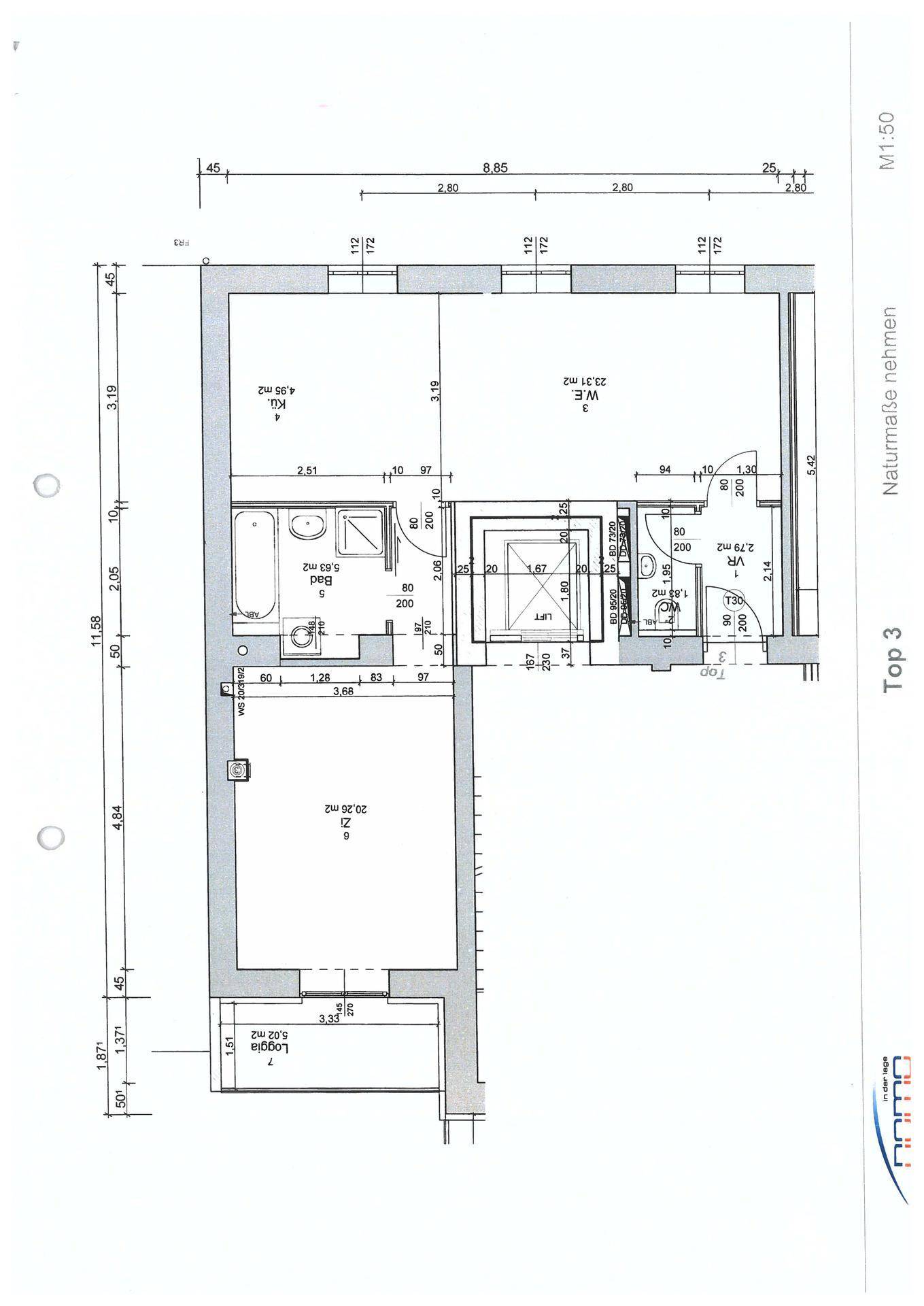 Detaillierter Grundriss der Wohnung mit offener Wohnküche, zwei Bädern und Balkon.