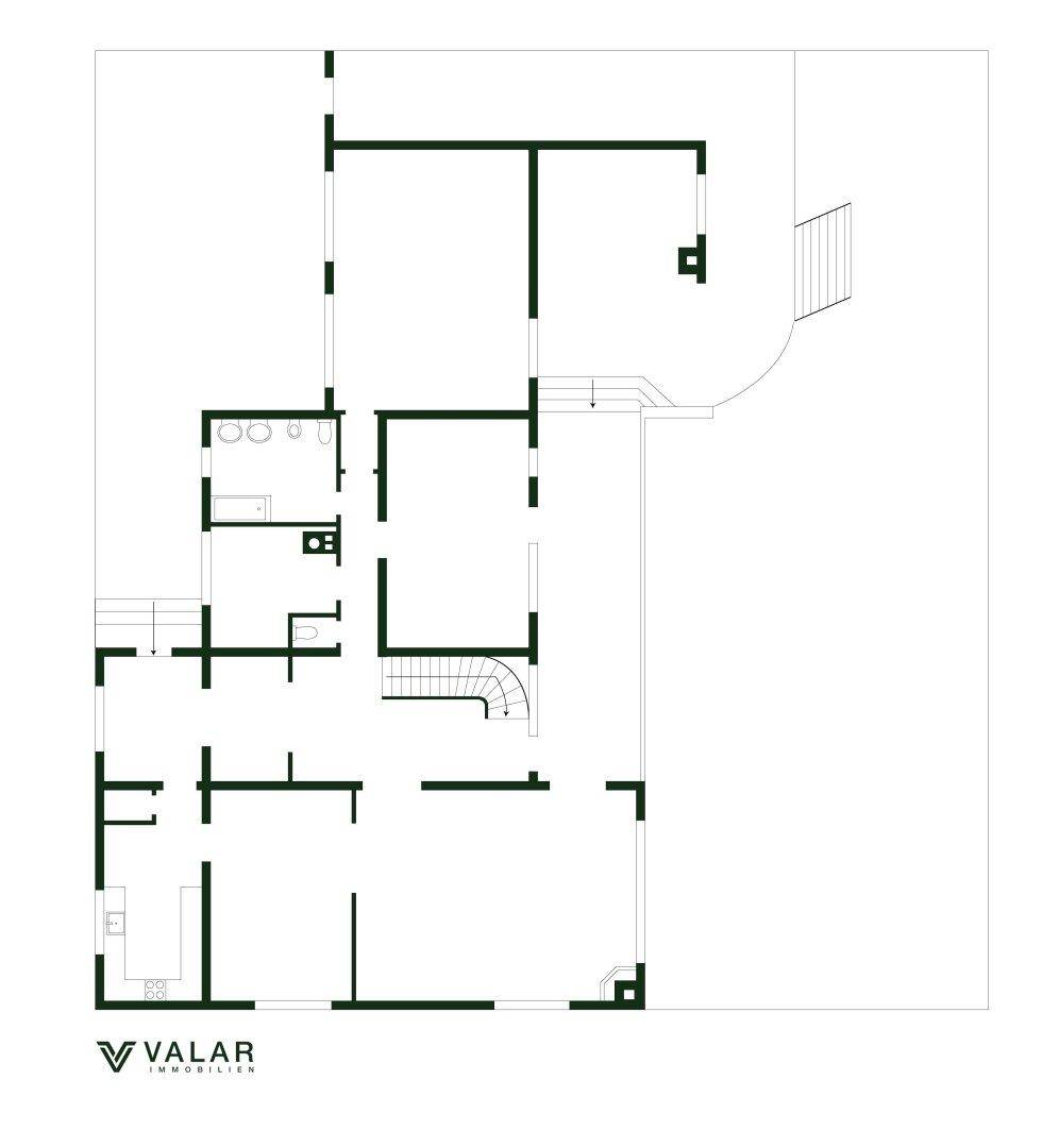 Grundriss des Erdgeschosses mit mehreren Räumen, Treppenhaus und Zugang zu einem Außenbereich.
