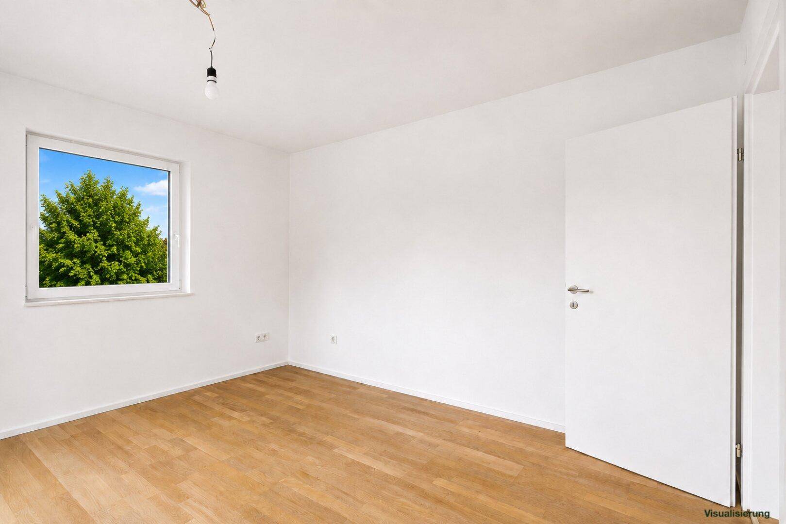 Helles Schlafzimmer mit Parkettboden, weißer Tür und Fenster mit Blick auf Bäume.