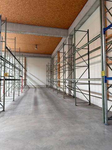 Modernisierte Industrielagerhalle mit Büro an A2 - Mehr