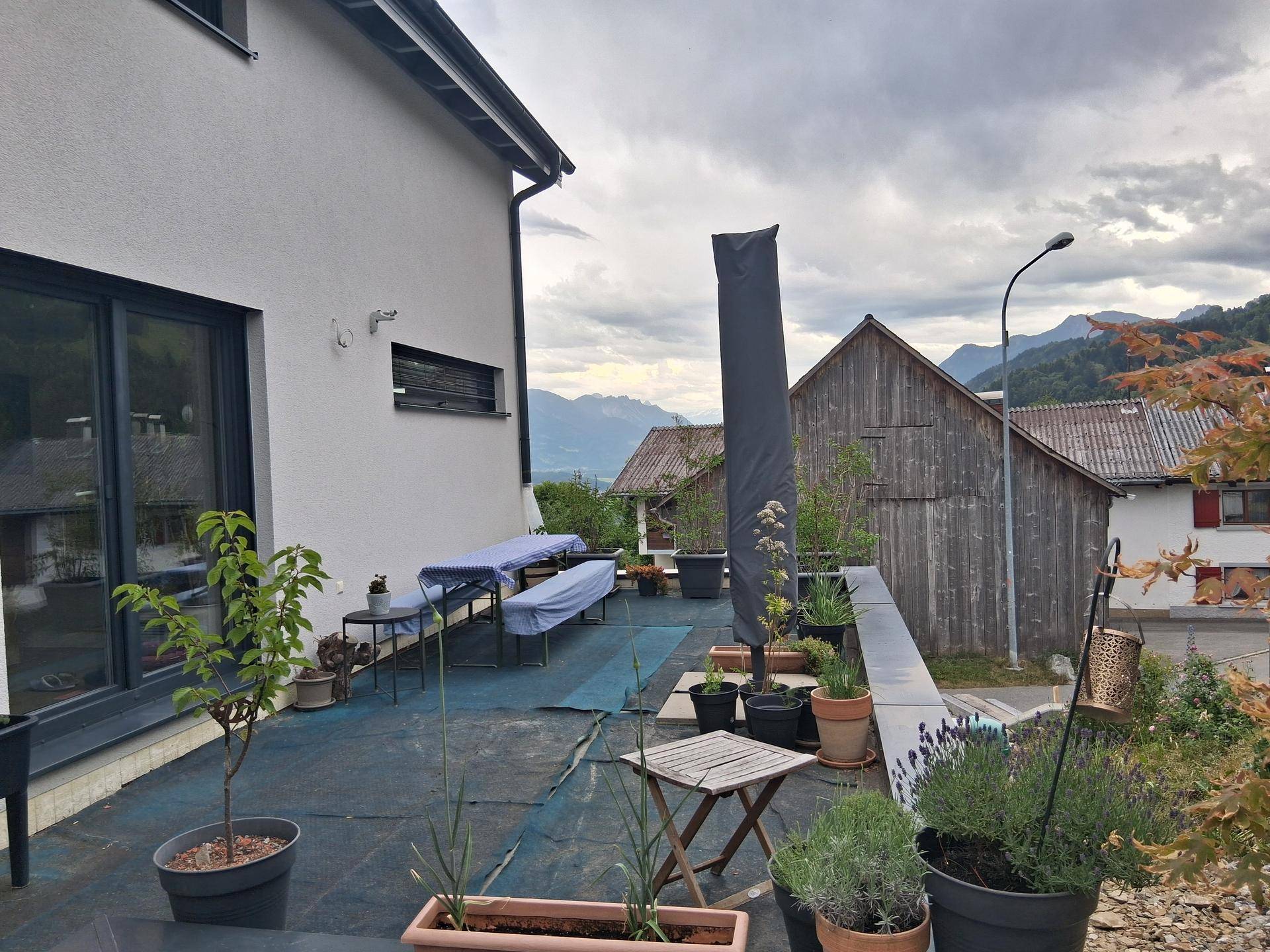 Geräumige Terrasse mit Bergblick und Sitzgelegenheiten im Freien.