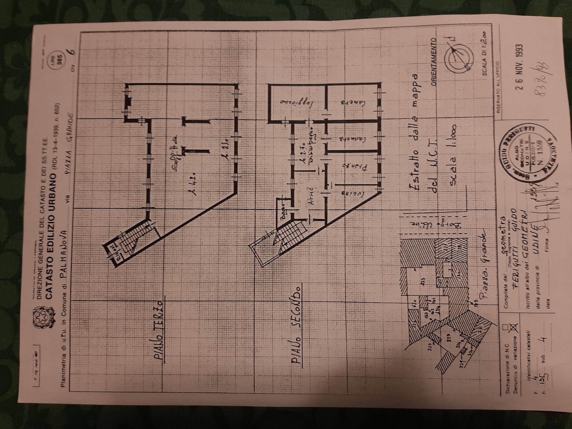 Detaillierter Grundrissplan mit zwei Etagen, inklusive Treppenhaus und verschiedenen Wohnbereichen.