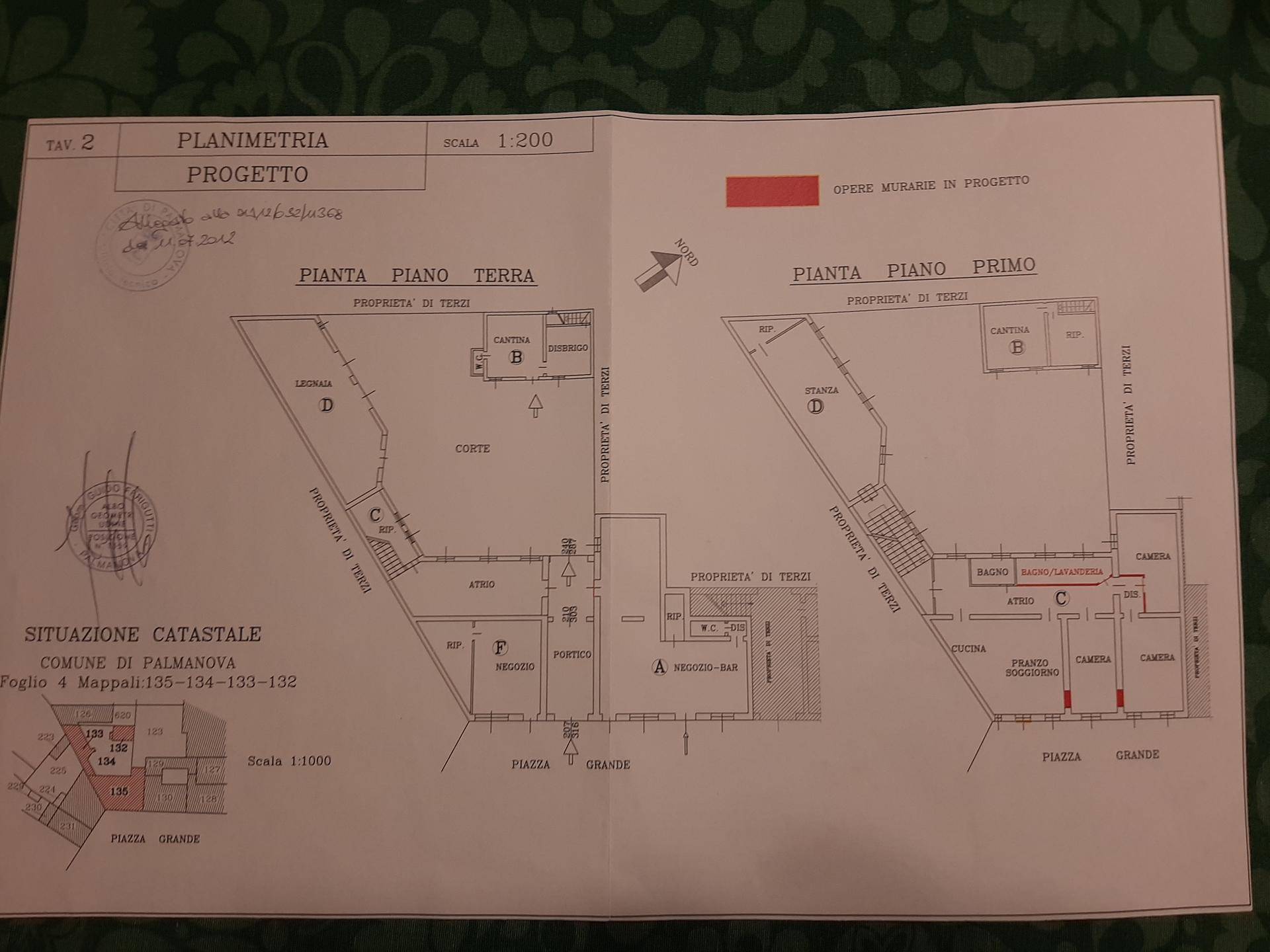 Grundrissplan zeigt zwei Ebenen mit Gewerbefläche im Erdgeschoss und Wohnräumen im Obergeschoss, inklusive Innenhof.