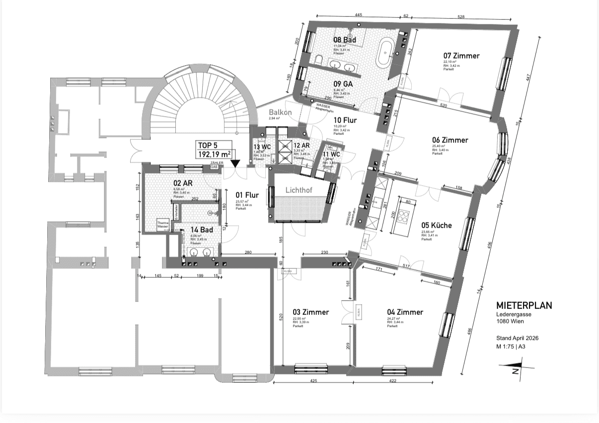 Detaillierter Grundriss einer Wohnung mit vier Zimmern, zwei Bädern, separaten WCs und einem Balkon.