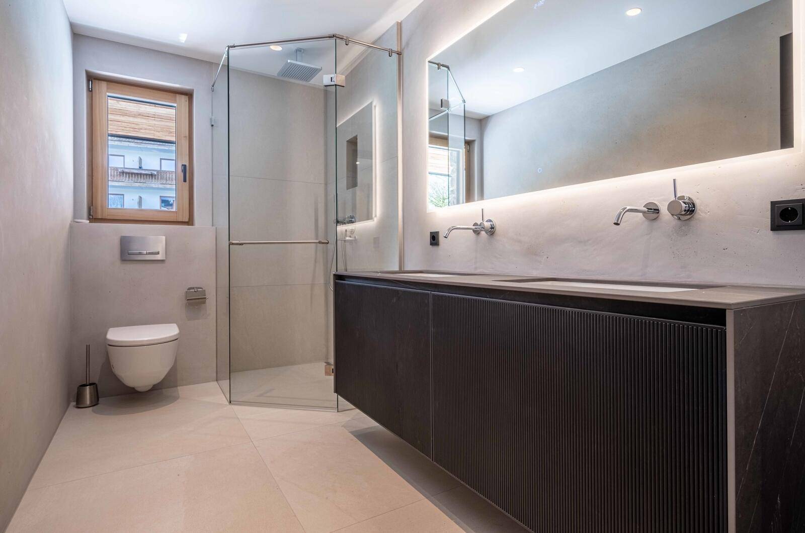 Modernes Badezimmer mit begehbarer Dusche, Doppelwaschbecken und Fenster für Tageslicht.