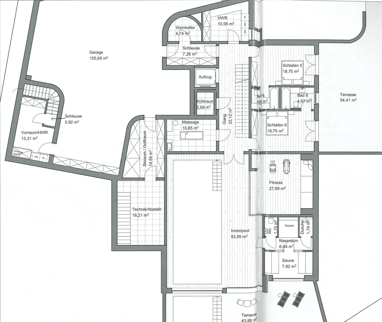 Grundriss des Untergeschosses mit Innenpool, Sauna, Fitnessraum und Weinkeller.