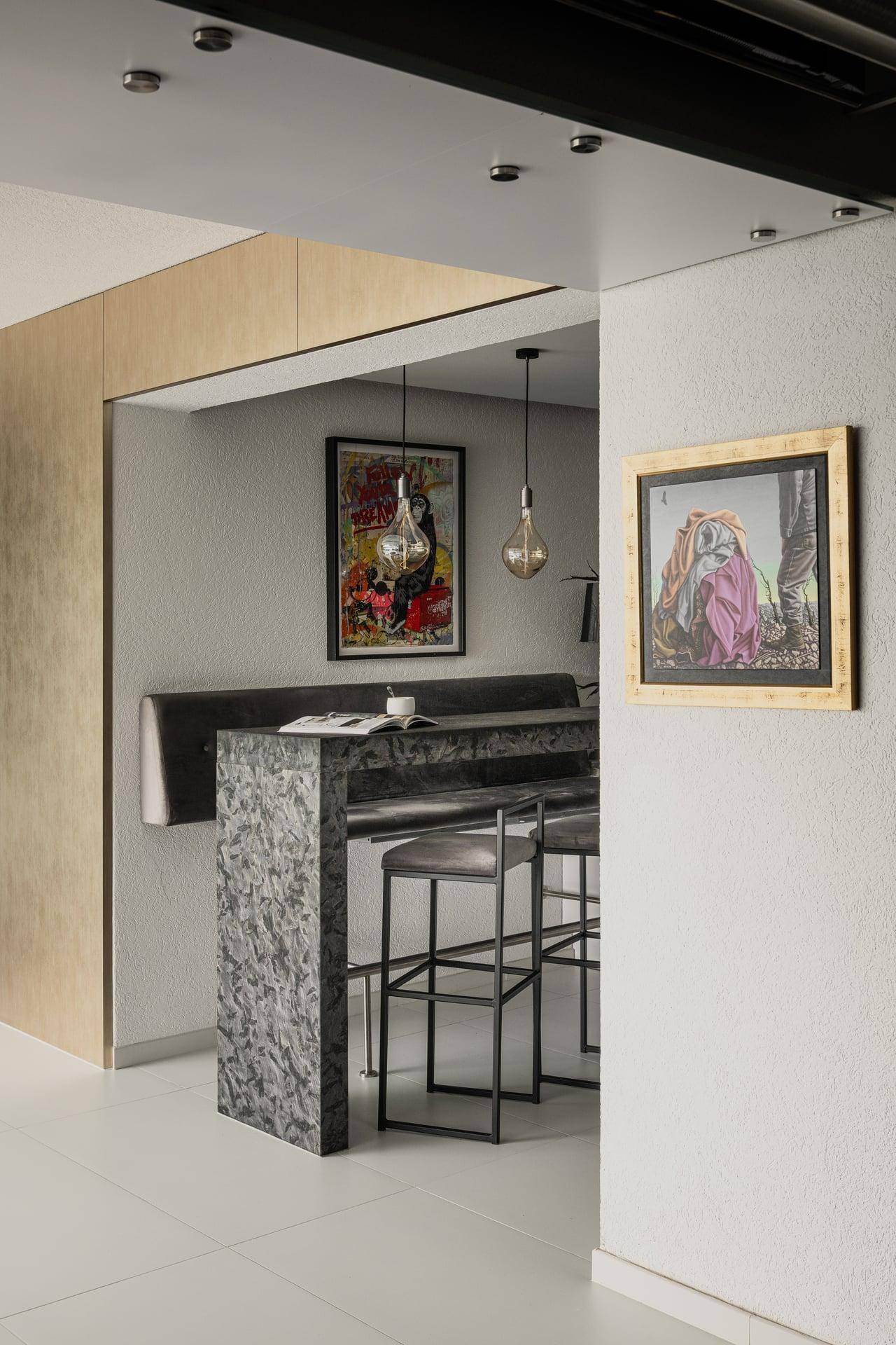 Moderne Küchenzeile mit Barhockern und stilvoller Beleuchtung, ideal für gesellige Abende.