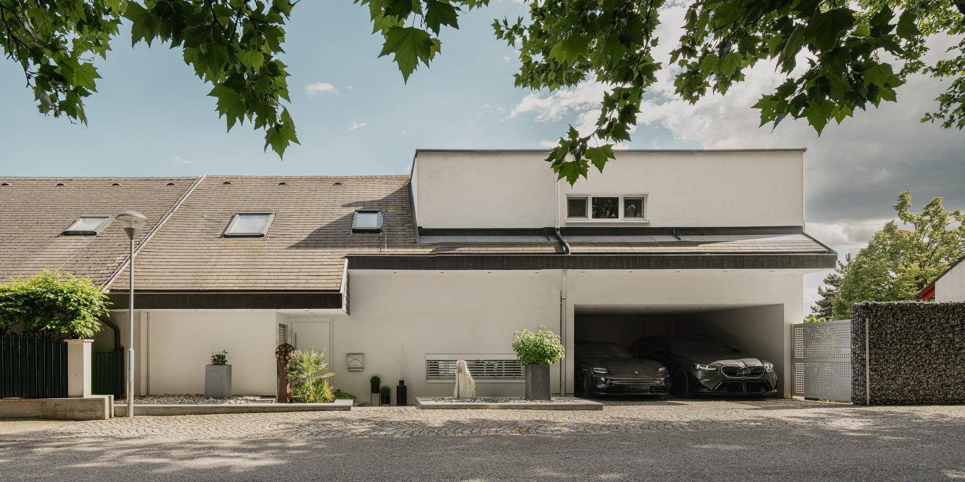 Modernes Wohnhaus mit integrierter Doppelgarage und gepflegter Außenanlage.