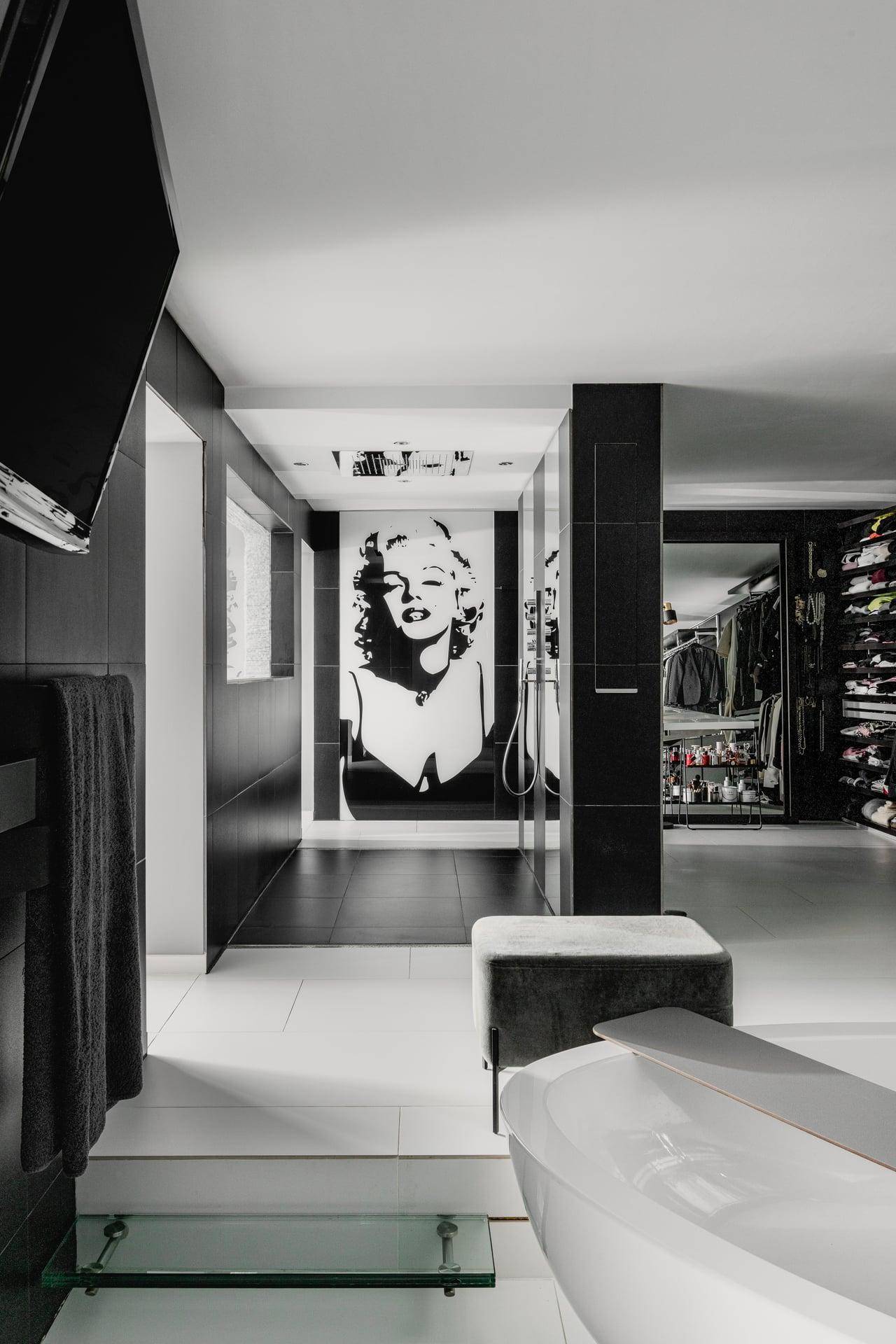 Luxuriöses Badezimmer mit moderner Dusche, freistehender Badewanne und Pop-Art-Dekoration.
