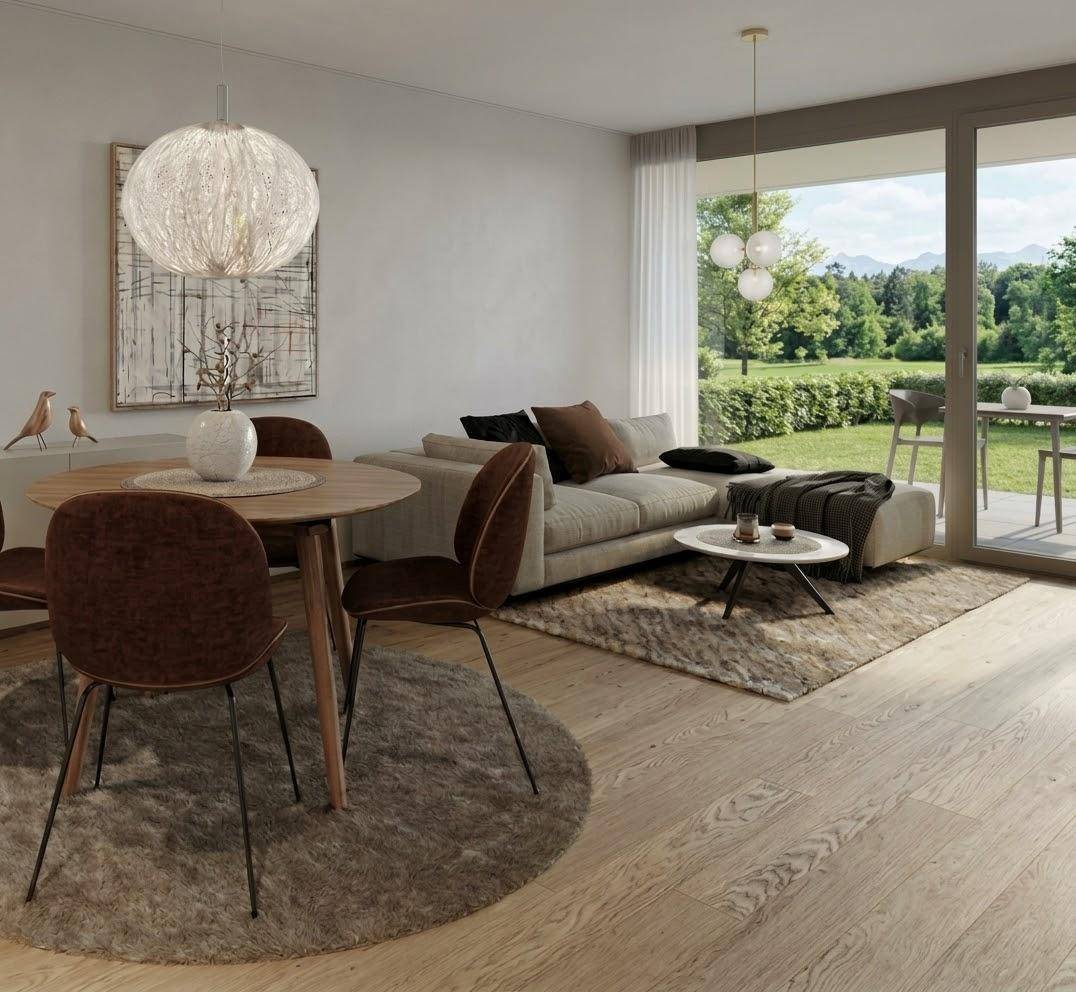 Heller Wohn- und Essbereich mit Holzboden, gemütlichem Sofa und Zugang zur Terrasse.