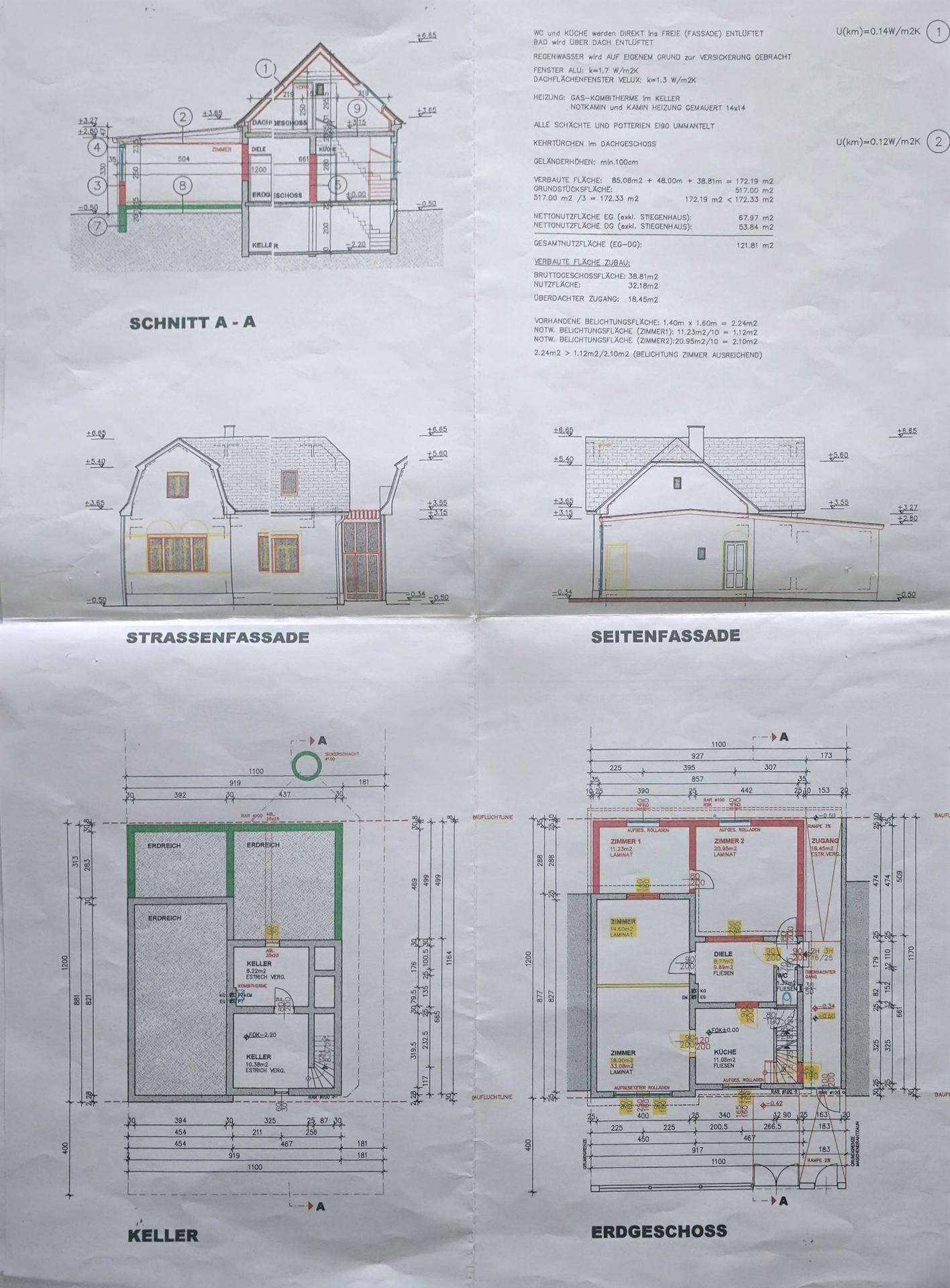 Detaillierter Bauplan mit Schnittansicht, Straßenfassade, Keller- und Erdgeschossgrundriss.