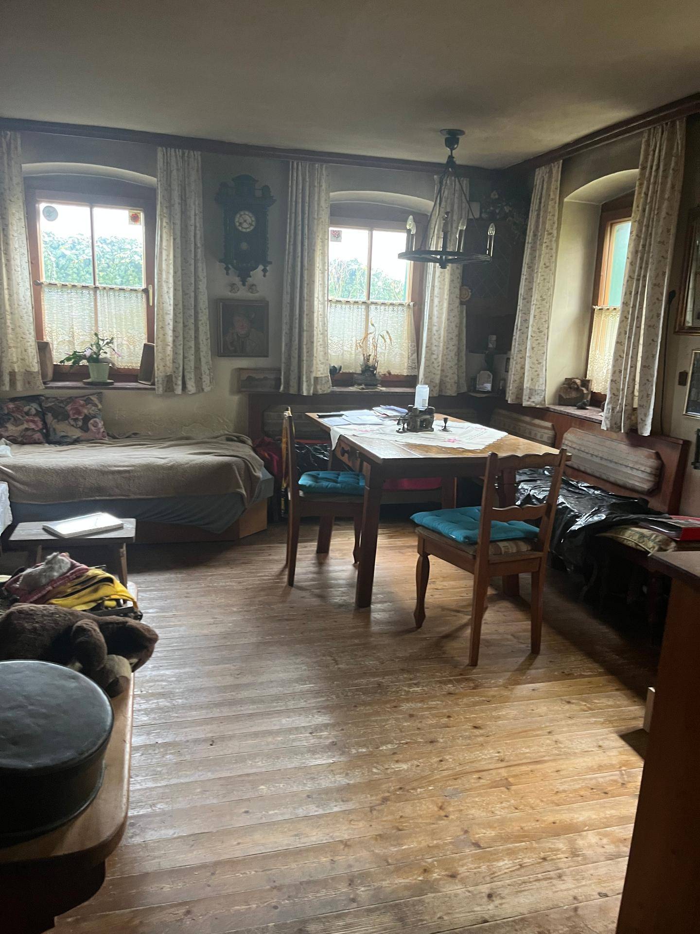 Esszimmer mit Holztisch, Eckbank und traditioneller Einrichtung, hell und einladend für Mahlzeiten.